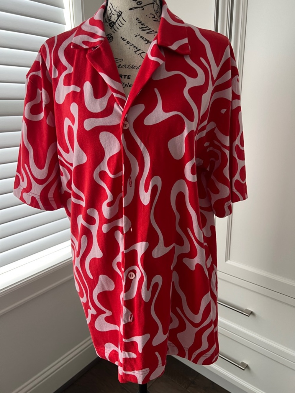 Men’s Red and White Abstract Button-Up Shirt